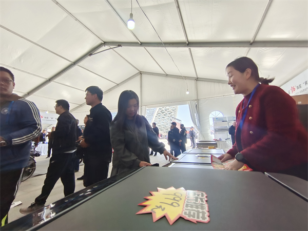 房博会家电展区,优惠的价格吸引了不少消费者前来咨询。霍飞飞摄