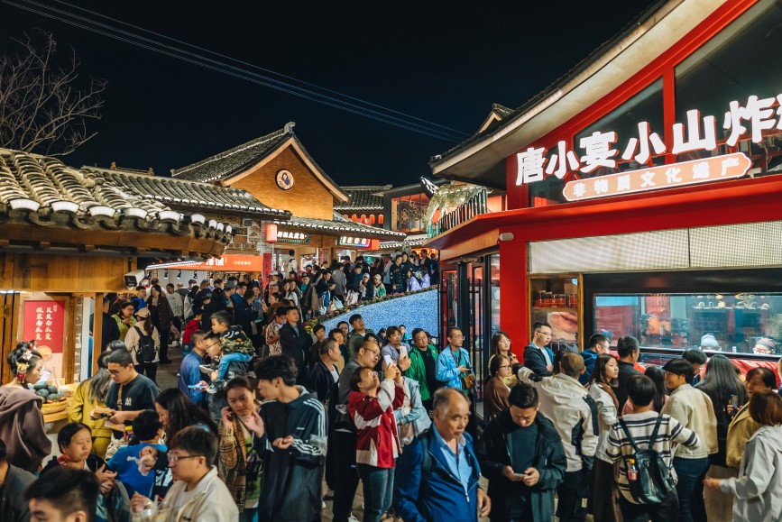 国庆假期的河头老街景区人头攒动，热闹非凡。张立伟摄
