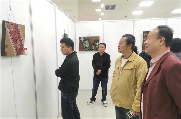 馆陶县“情系大运河”邯郸成语典故主题刻字展上,游客在欣赏刻字作品。馆陶县委宣传部供图