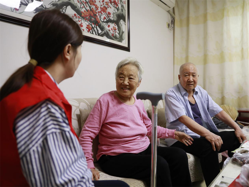 社区工作人员来到老人家中,送上节日问候。杨晨摄