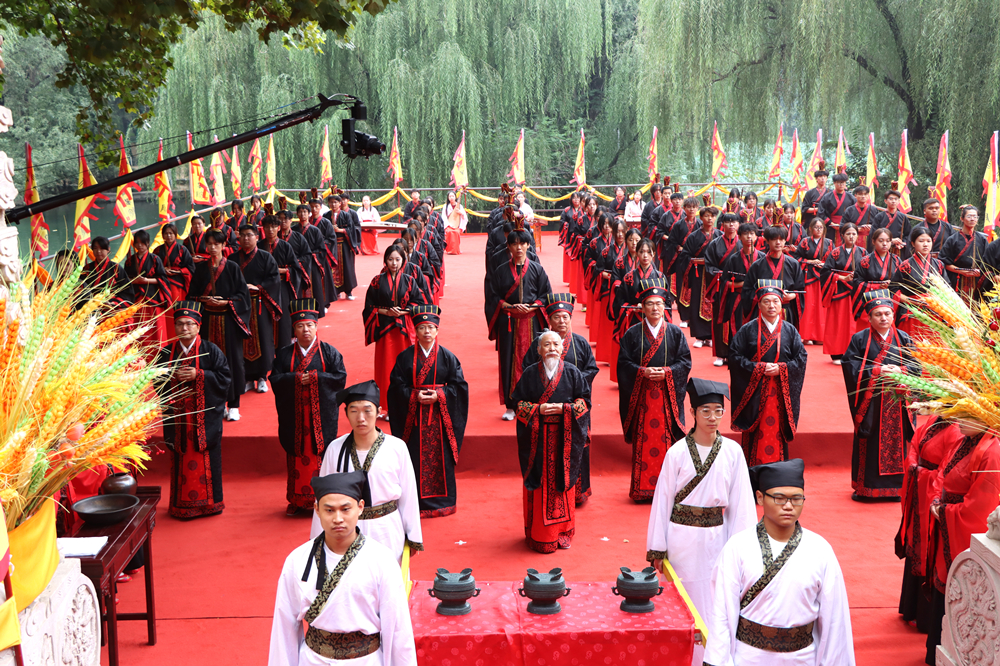 河北美术学院举行2024年祭孔仪式。李格非摄