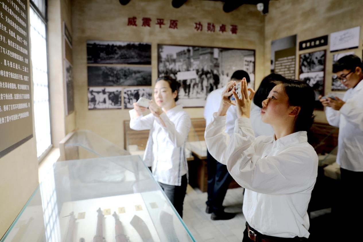 师生代表参观八路军120师挺进冀中抗战指挥部旧址。刘巨雷摄