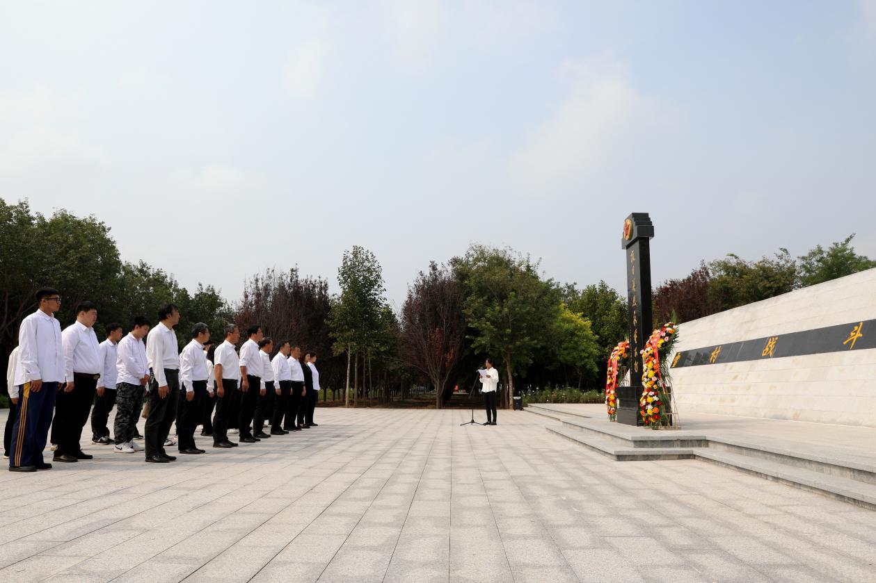 在肃宁县烈士陵园雪村战斗烈士墓前，师生代表表达对英烈的敬意。刘巨雷摄