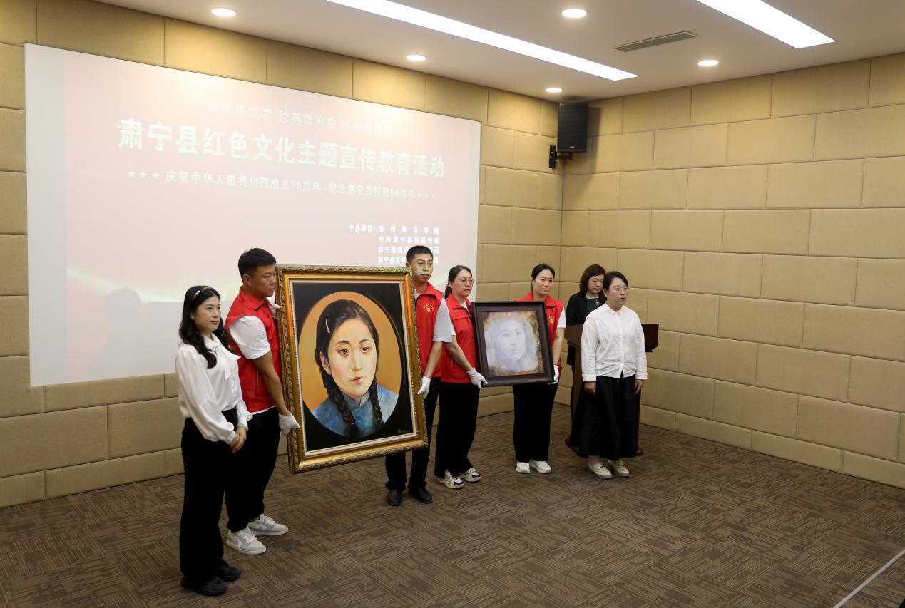 滄州師范學院教師代表向肅寧縣贈送抗戰歷史題材書畫作品。劉巨雷攝