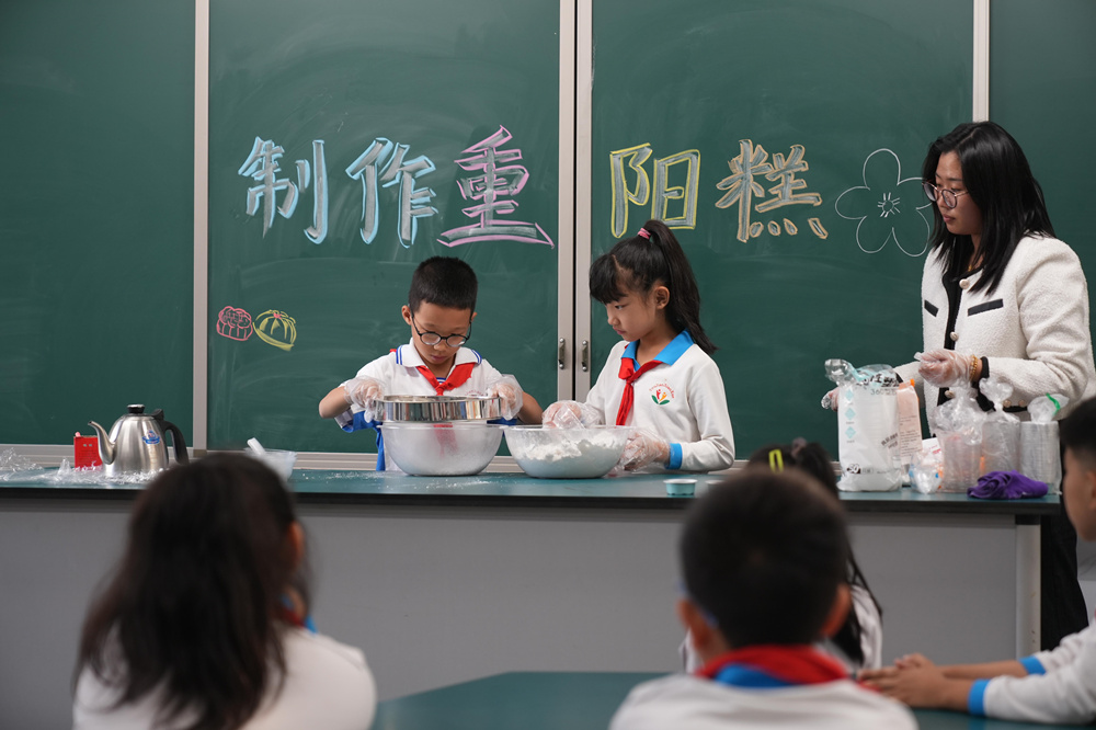 同學們在老師的指導下學做重陽糕。韓慧峰攝