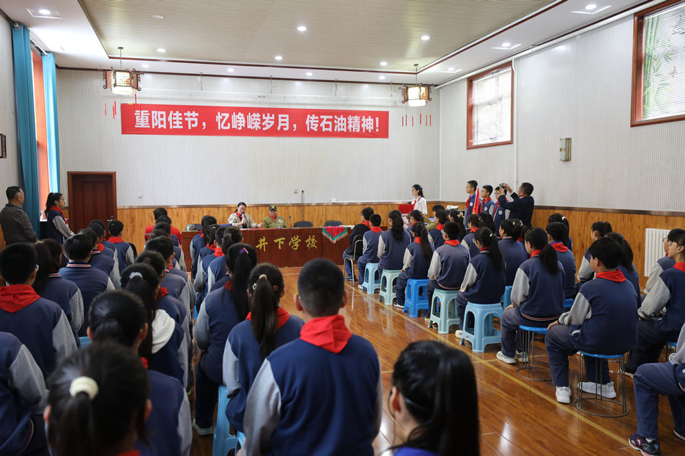抗美援朝老兵、老石油工人羅浩詞老人應邀參加華北油田井下學校主題班會。王莉攝