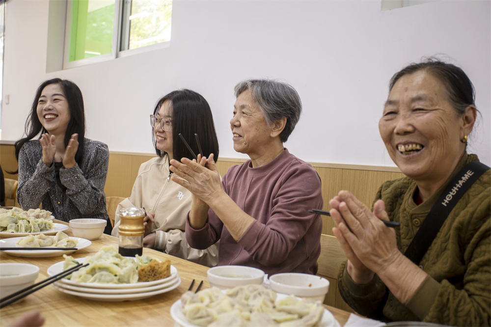 居民在社区食堂吃饺子。聂长青摄