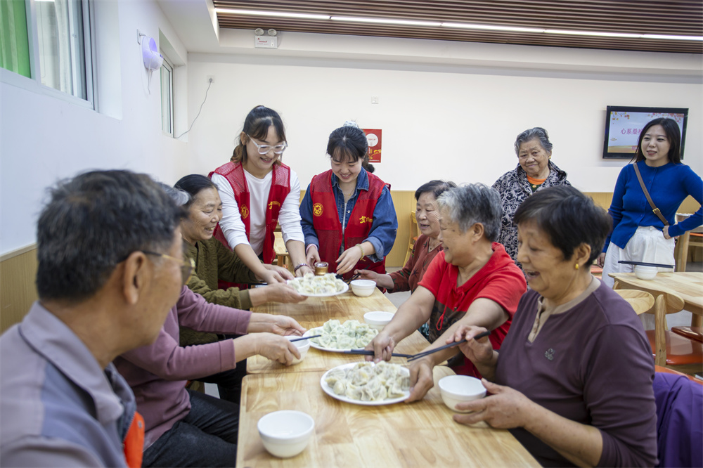 居民在社区食堂吃饺子。聂长青摄