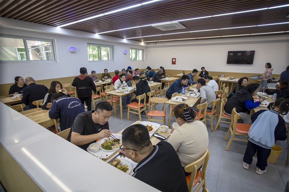10月9日,河北省邯郸市复兴区百家村街道钢二社区,当地整合辖区资源建设的社区食堂“百+智慧生活馆”座无虚席,前来就餐的居民络绎不绝。聂长青摄