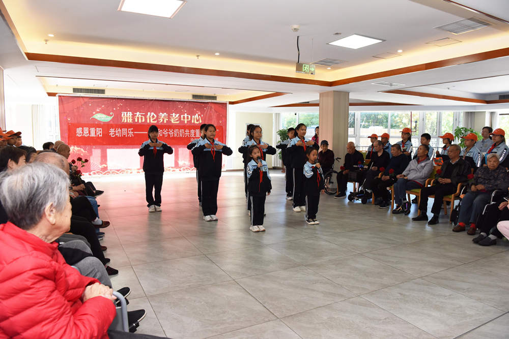 学生表演节目《感恩的心》。胡祝源摄