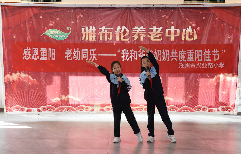 学生演唱歌曲《萱草花》。胡祝源摄