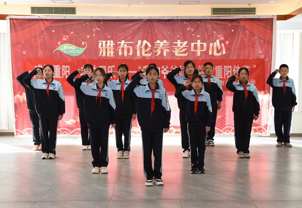 学生表演手舞歌曲《强军战歌》。胡祝源摄