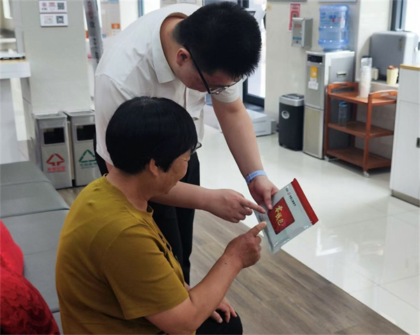 工行保定徐水城关支行为经常使用小额现金的老年客户介绍“零钱包”业务。甄子昭摄