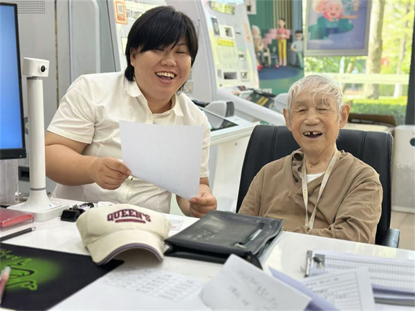 工行廊坊燕郊支行为老年客户提供贴心的金融服务。张祎竹摄