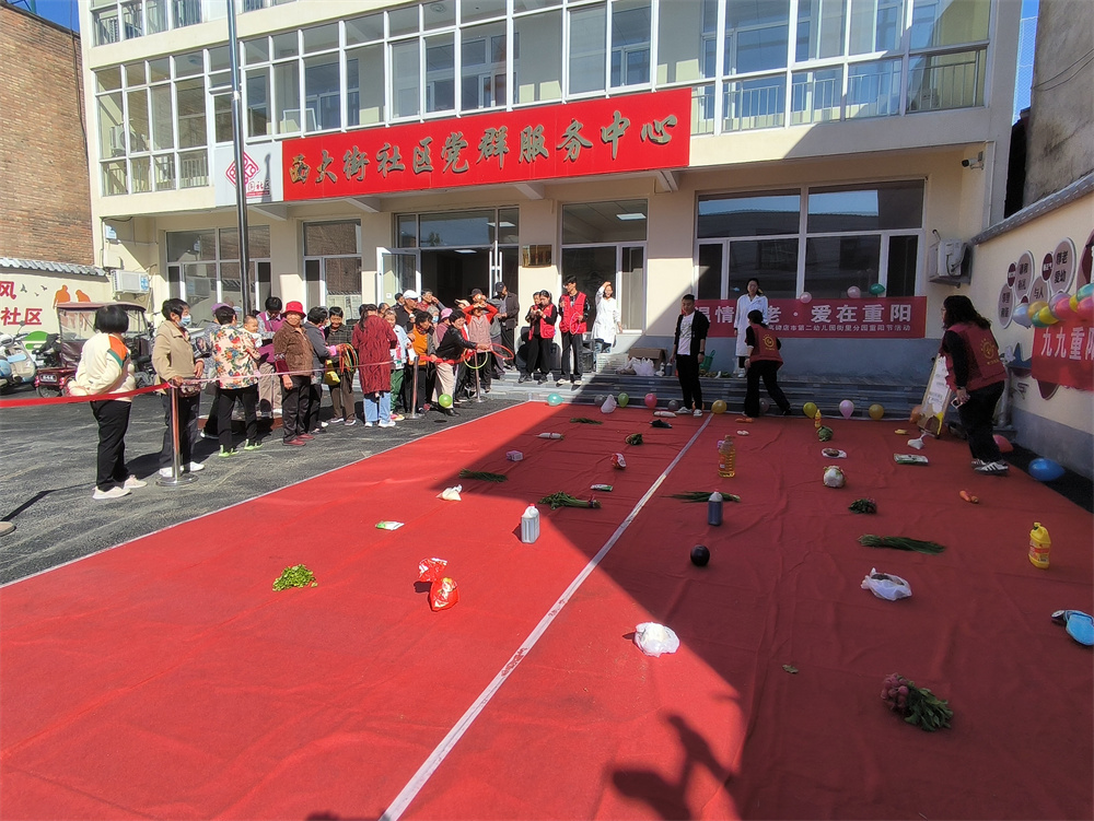 10月10日,在河北省高碑店市和平街道西大街社区党群服务中心开展的敬老活动中的套圈游戏。米彤摄
