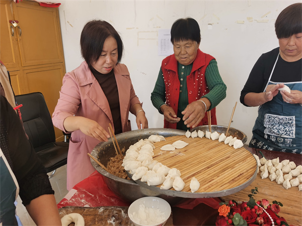 村裡一起包餃子。陳晶晶攝