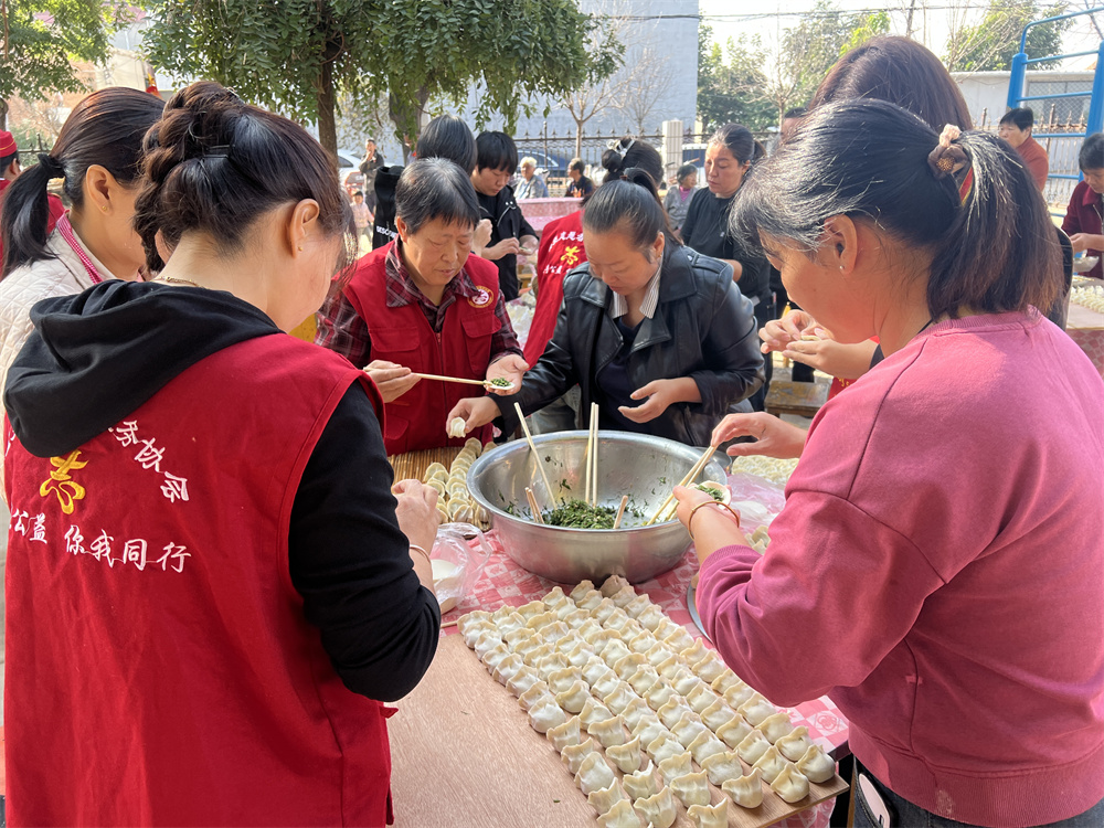 10月11日，河北省邢台市隆堯縣隆堯鎮西柏舍村“重陽節”餃子宴現場，志願者正在包餃子。王雪攝