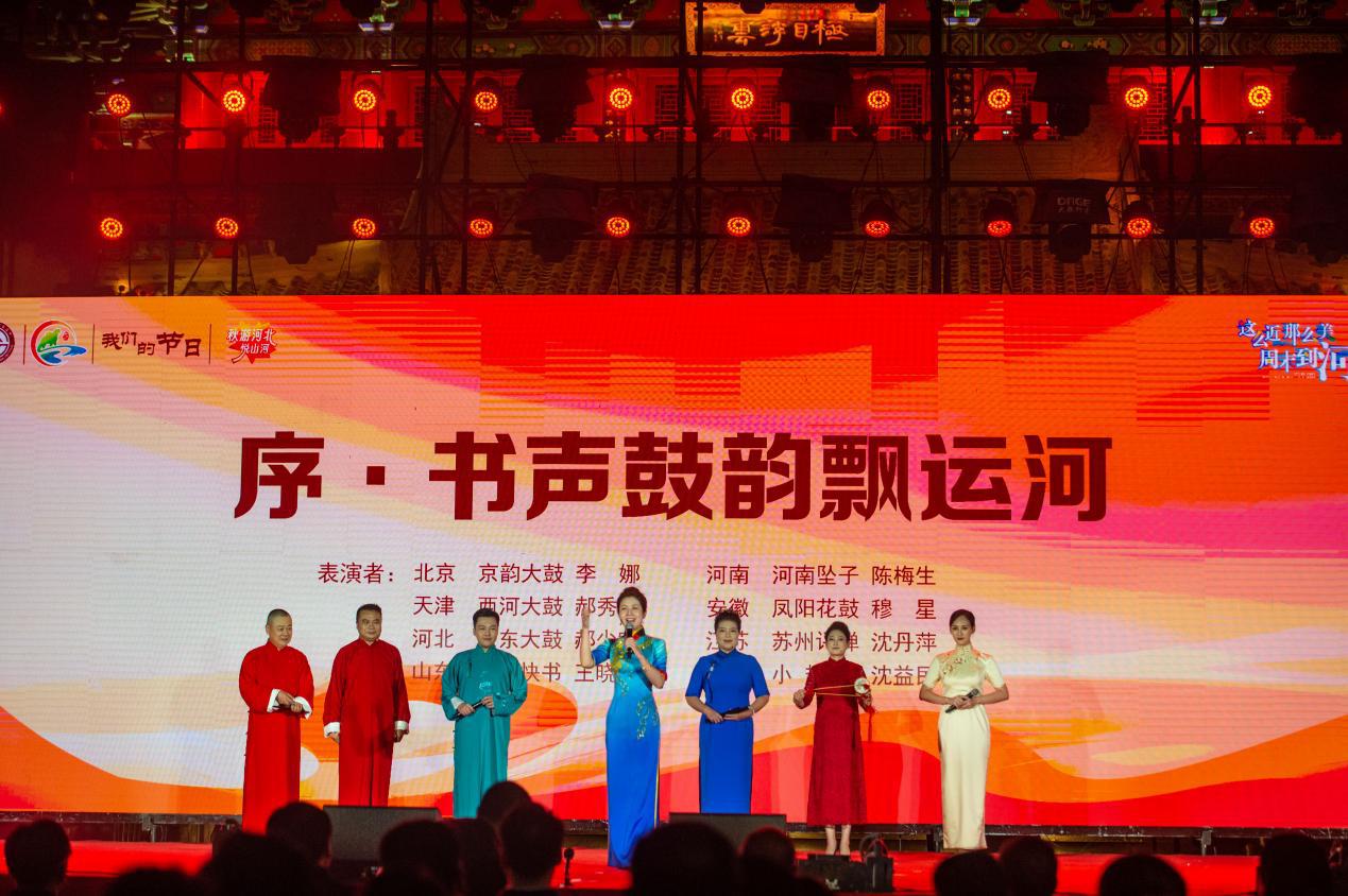 曲藝演員集體登台展示表演。傅新春攝