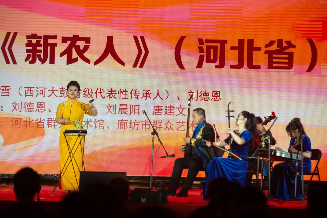 啟幕演員在表演西河大鼓《新農人》。傅新春攝
