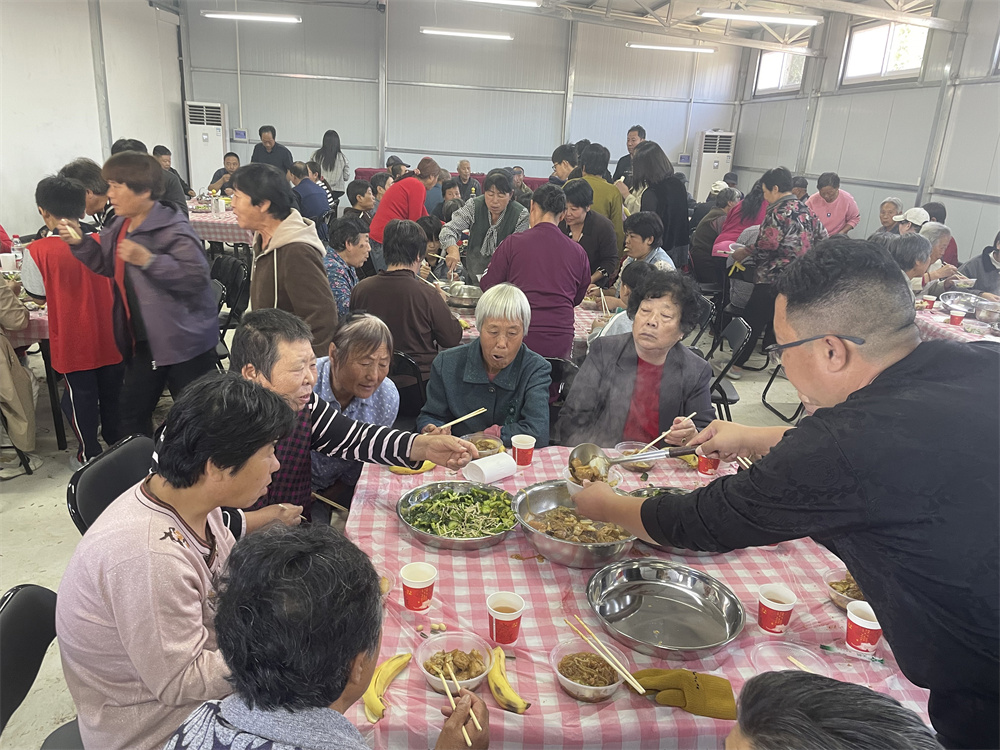 10月10日，在河北省高碑店市新城镇北场村村民活动中心内，老人们欢聚一堂，享用敬老宴。侯亚男摄