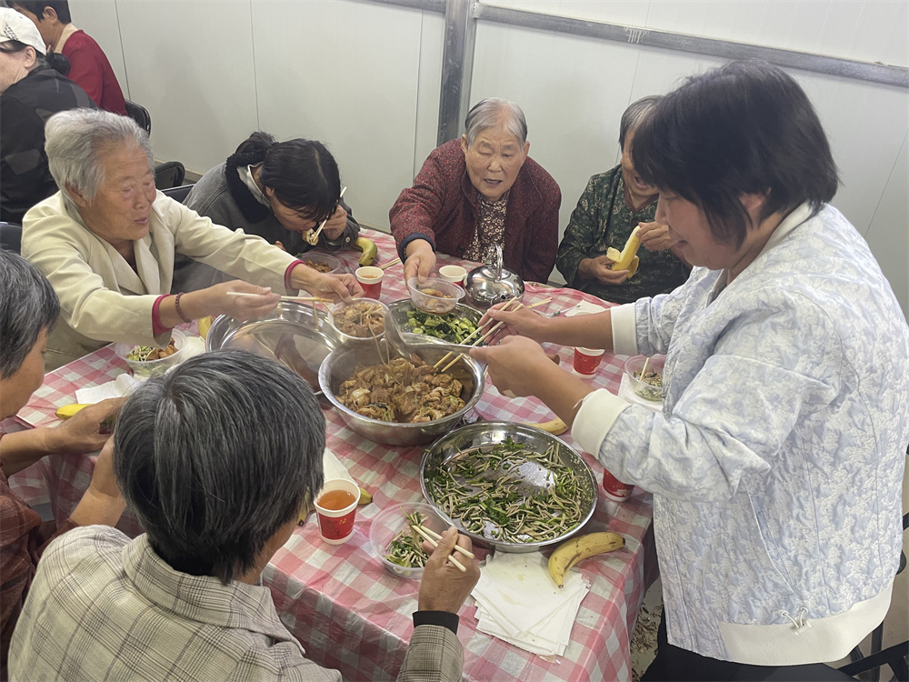 10月10日，在河北省高碑店市新城镇北场村村民活动中心内，老人们欢聚一堂，享用敬老宴。侯亚男摄