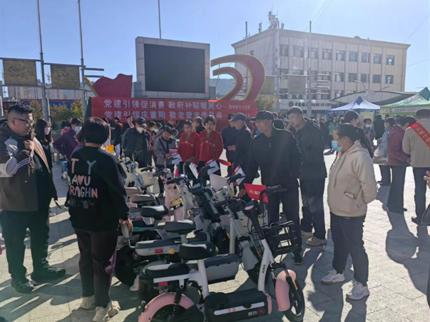 群眾咨詢以舊換新電動自行車。楊晨攝