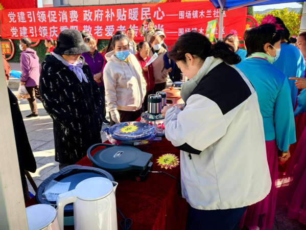 社區群眾咨詢以舊換新小家電產品。楊晨攝