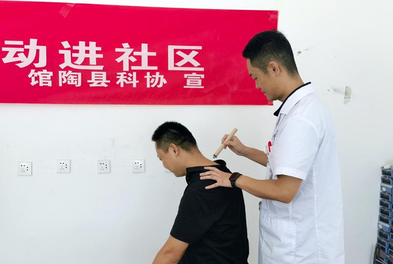 馆陶县开展“爱科普‘艾’健康康养活动进社区”活动，在滨河社区为居民进行艾灸。馆陶县委宣传部供图