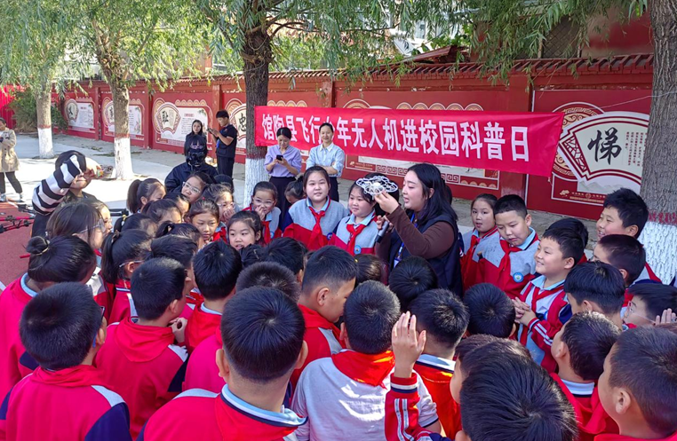馆陶县无人机表演进学校科普活动现场。馆陶县委宣传部供图