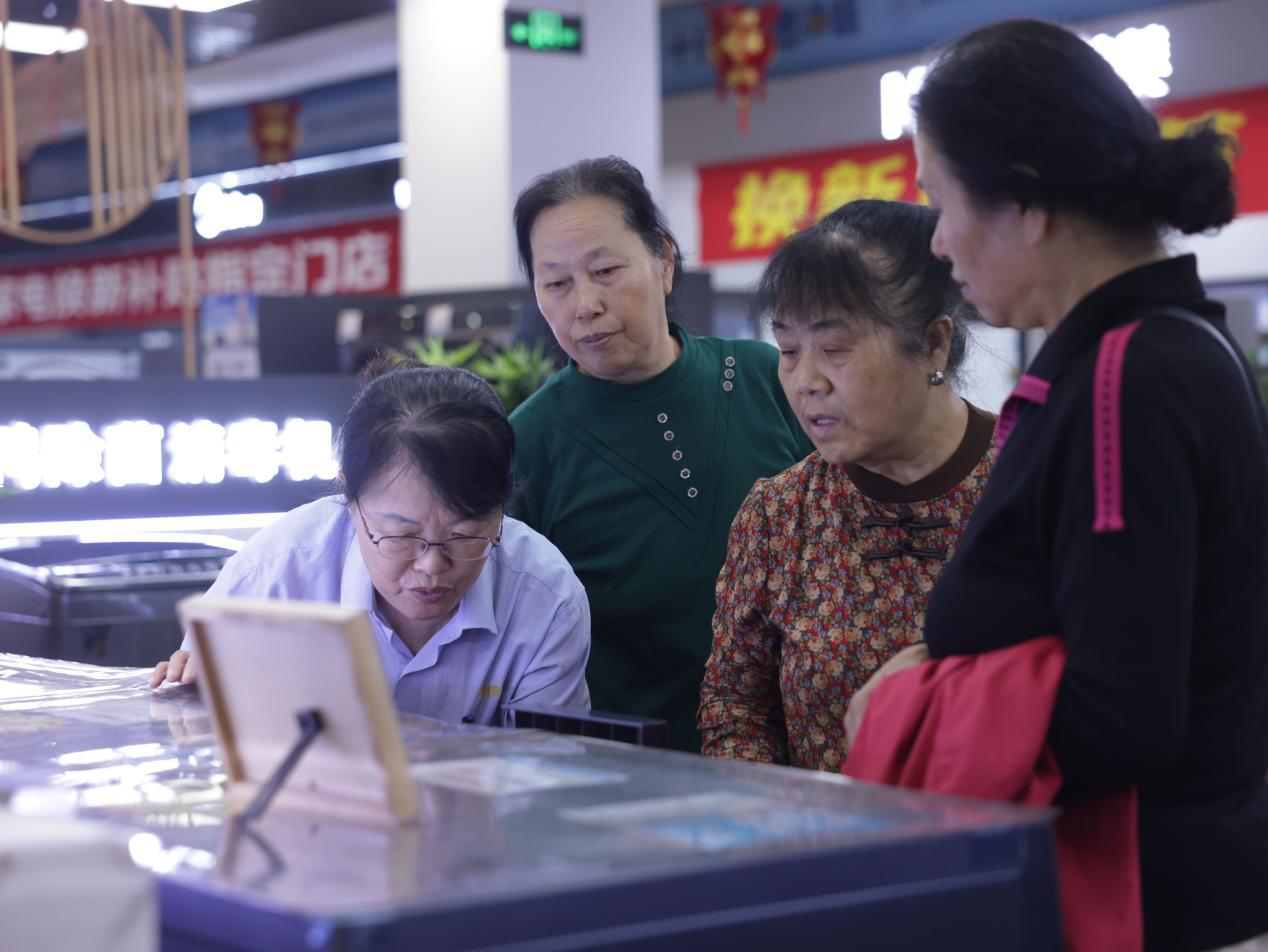 市民在商场选购所需物品。杨晨摄