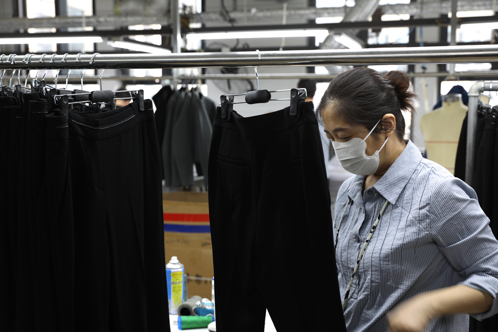 工人在京津轉移服裝企業檢驗車間工作。田博攝