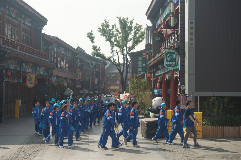 任丘的中學生在南川老街游覽。傅新春攝