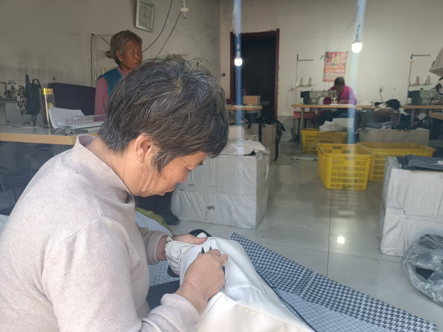 邢小三正在清剪線頭。何新凱攝