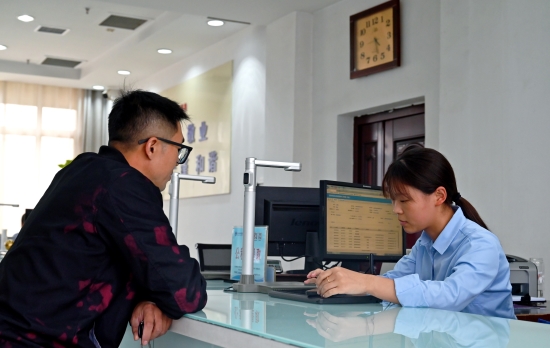 市民在定州市公積金中心辦理相關業務。劉子祎攝
