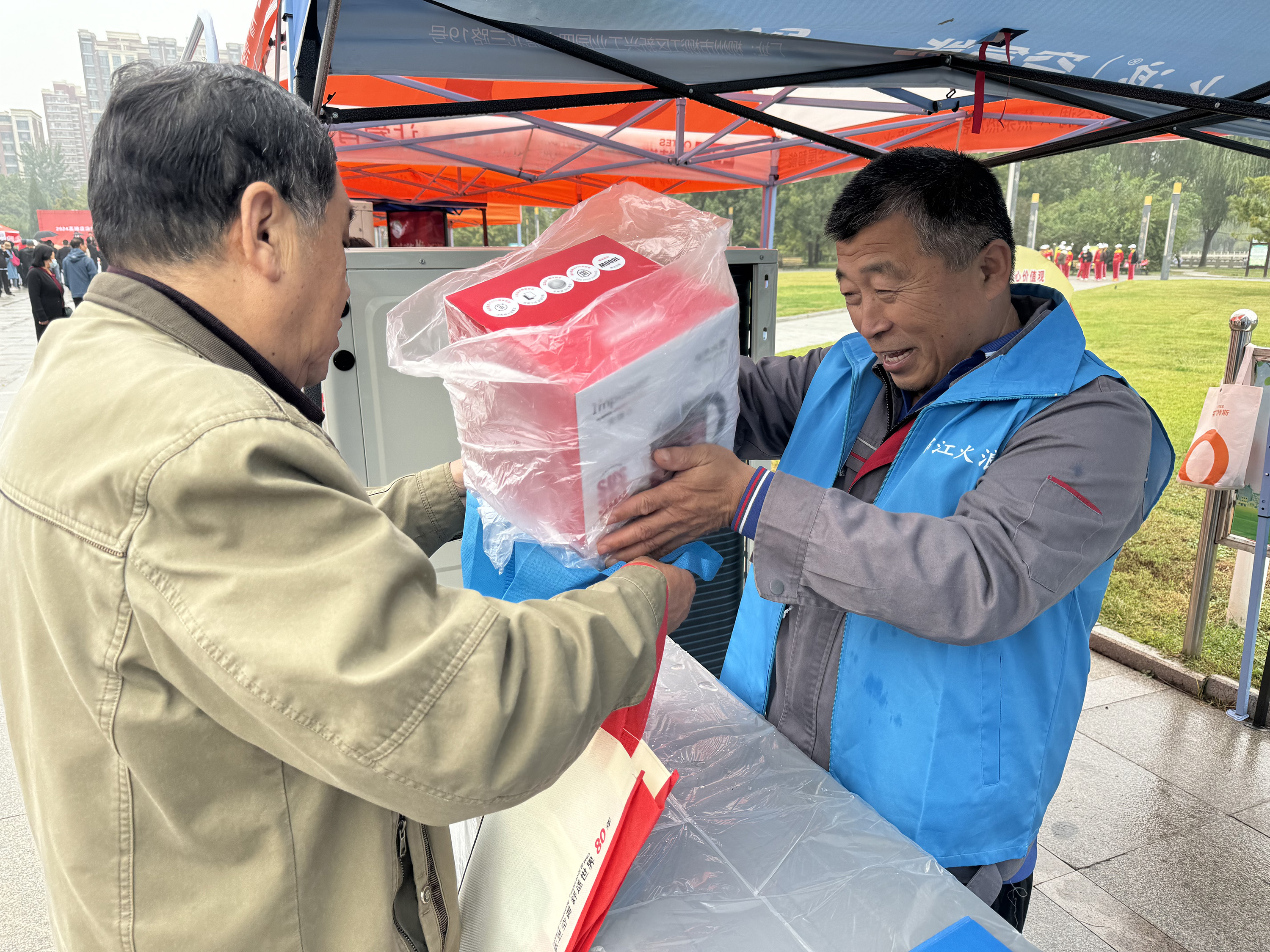 在活动现场，群众利用国补政策买到心仪商品。王娟摄