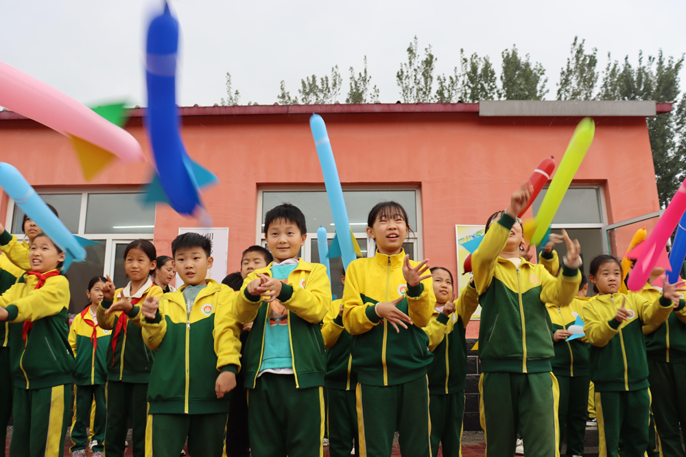 学生们在放飞气球火箭。彭锦帅摄