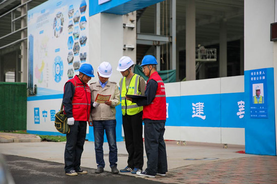 國網高邑縣供電公司工作人員在石家庄國際陸港園區向京東電商產業園項目負責人了解項目用電需求。侯旭辰攝