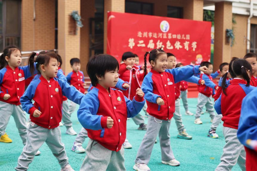 孩子們帶來武術操表演。楊洋攝