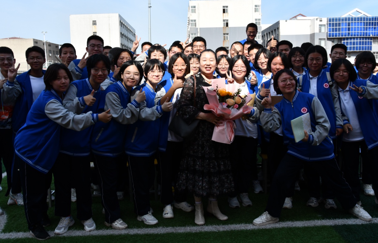 武安市第十中学邀请全国道德模范田秀英进校园进行励志教育，传播正能量。苏志强摄