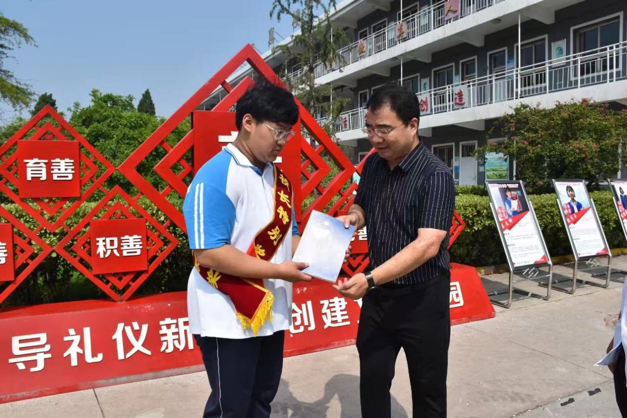 武安市第十中学校领导为“新时代好少年”杜奕萱同学颁发荣誉证书。李育新摄