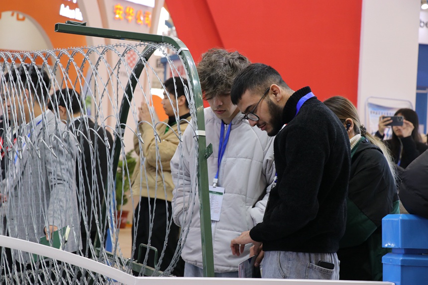 外國客商參觀產品。 郝琪琪攝