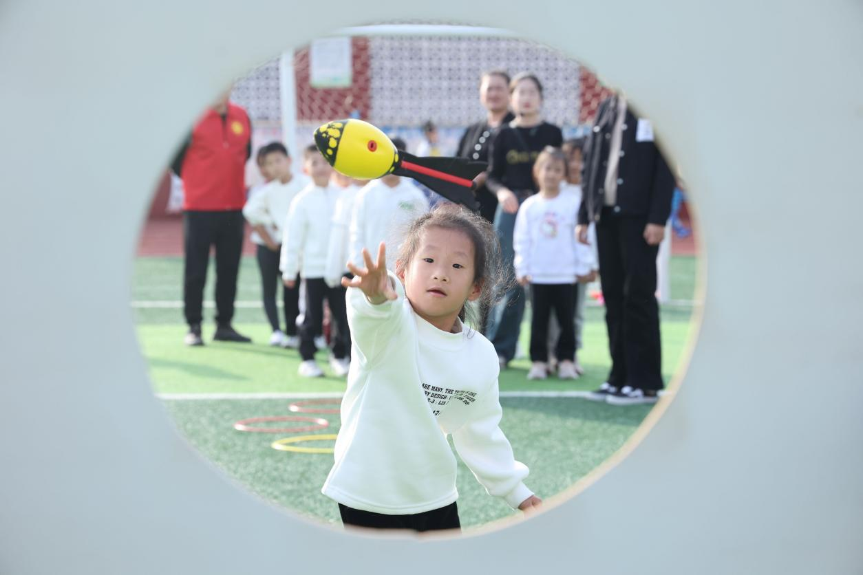 小学生在趣味运动会进行“快乐投掷”。辛军摄