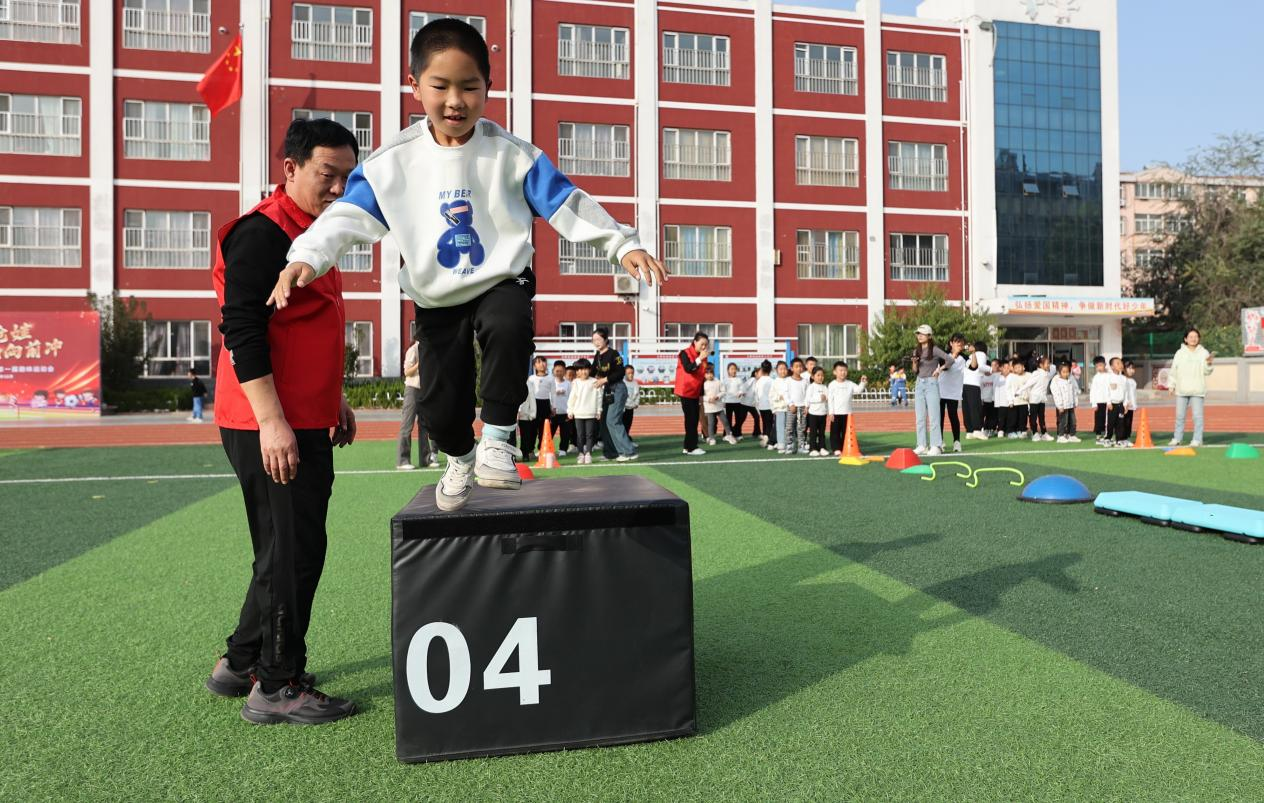 小学生在“翻阅高台”。辛军摄