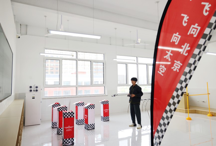 参赛选手参与多轴无人机任务飞行项目。王杰摄