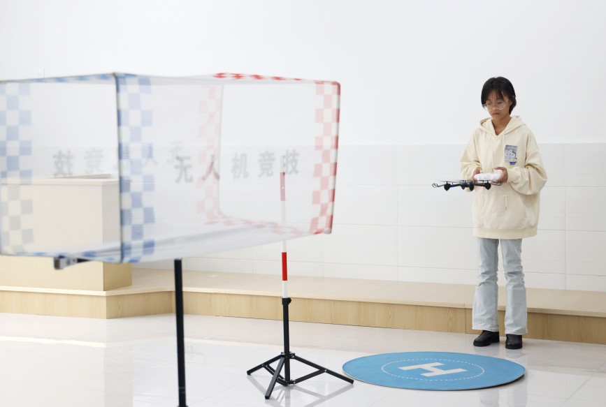 参赛选手全神贯注操作设备。王杰摄