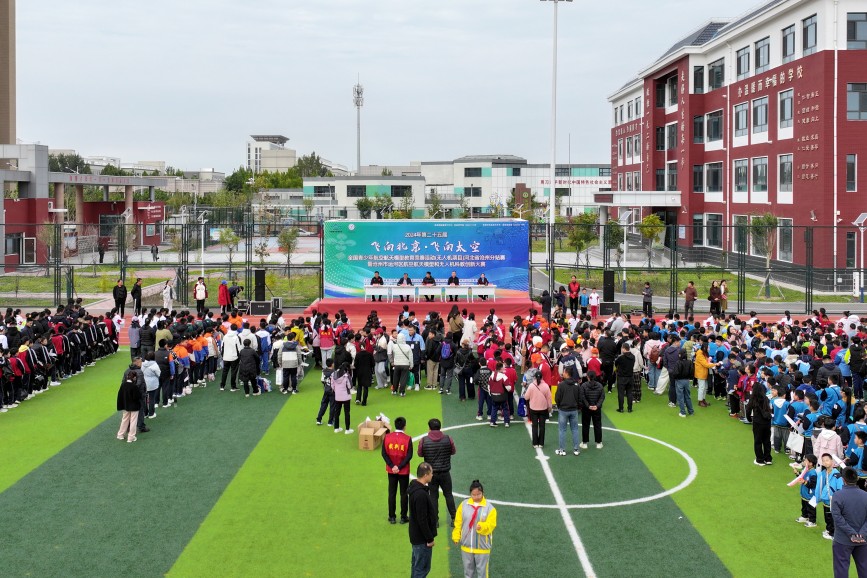 沧州市运河区开展第四届航空航天模型和无人机科教创新大赛。赵雪聪摄