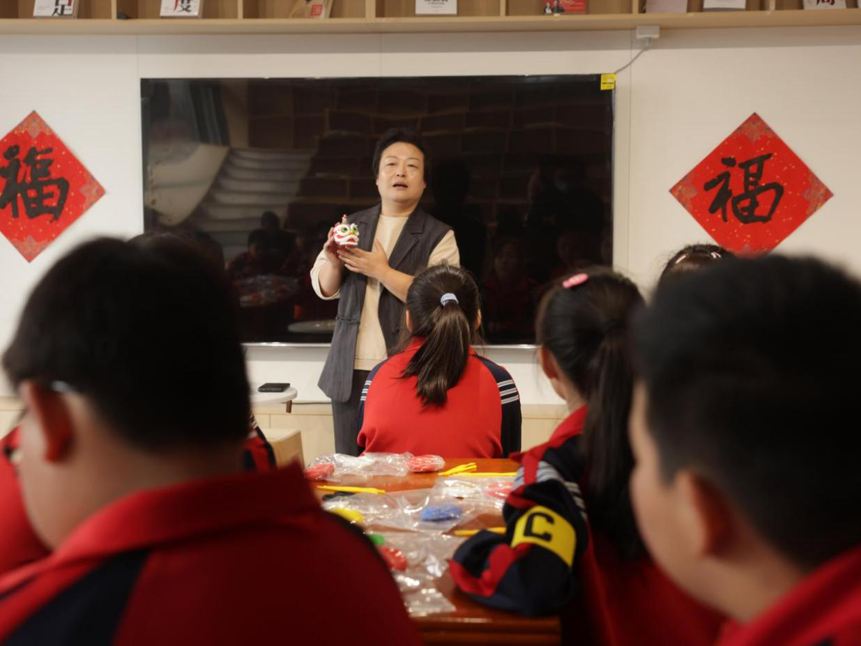 在沧州市运河书坊，学生们跟随非遗面塑传承人学习体验面塑技艺。杨晨摄