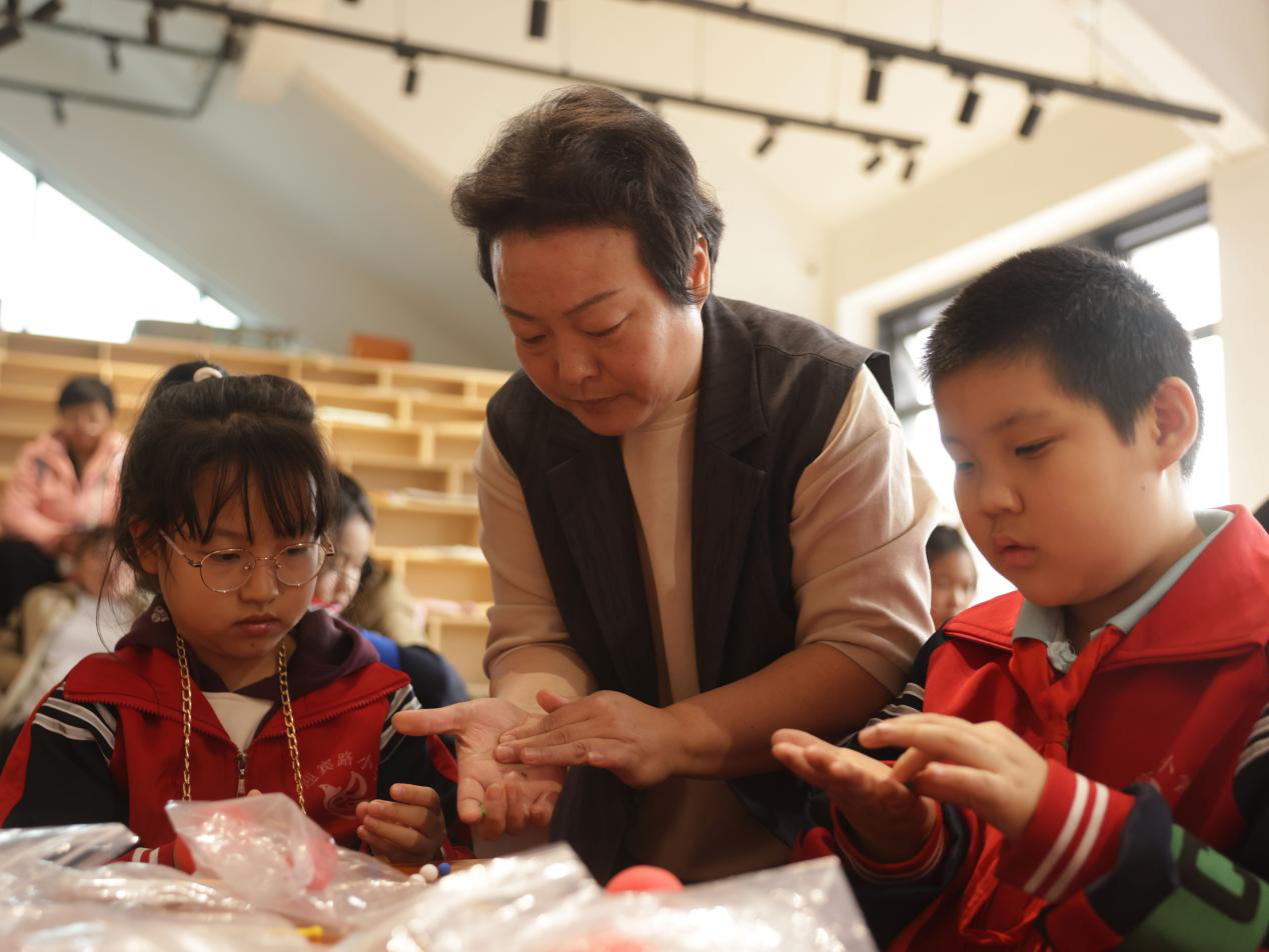 学生们学习制作“醒狮”面塑。杨晨摄