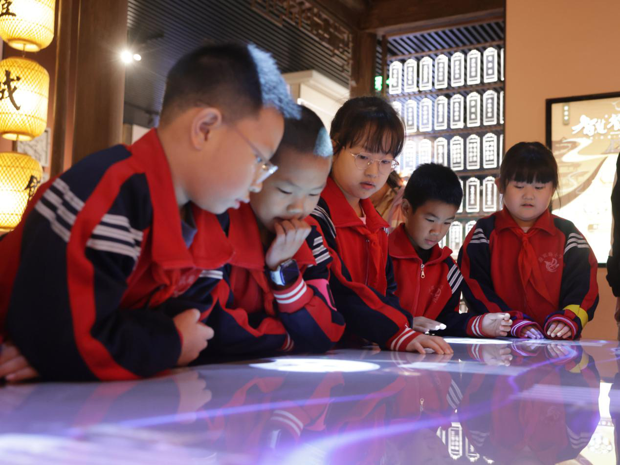 在中國大運河非物質文化遺產展示館內，學生們探秘運河古跡，感受文化魅力。楊晨攝