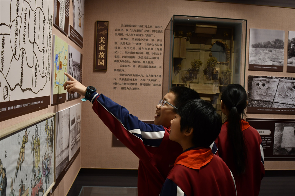 学生们参观安国市关汉卿纪念馆。赵亚维摄